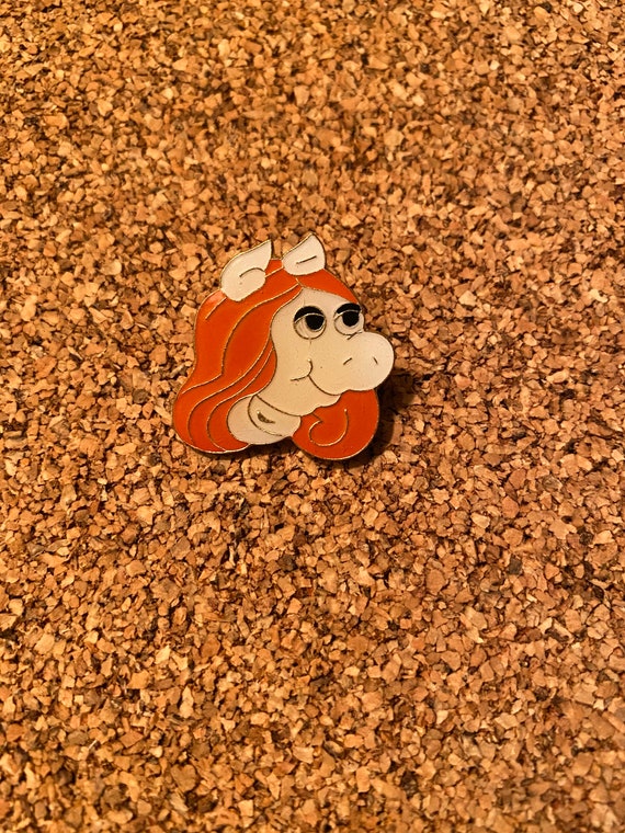 Miss Piggy vintage enamel pin.