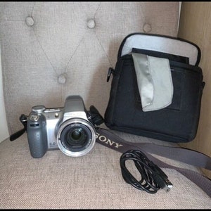 Sony Cyber shot DSC-H2 6MP Digital Camera 12x Optical Camera-cord-Bag batteries image 3