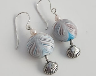 Orecchini in argento sterling con vetro e conchiglie da spiaggia