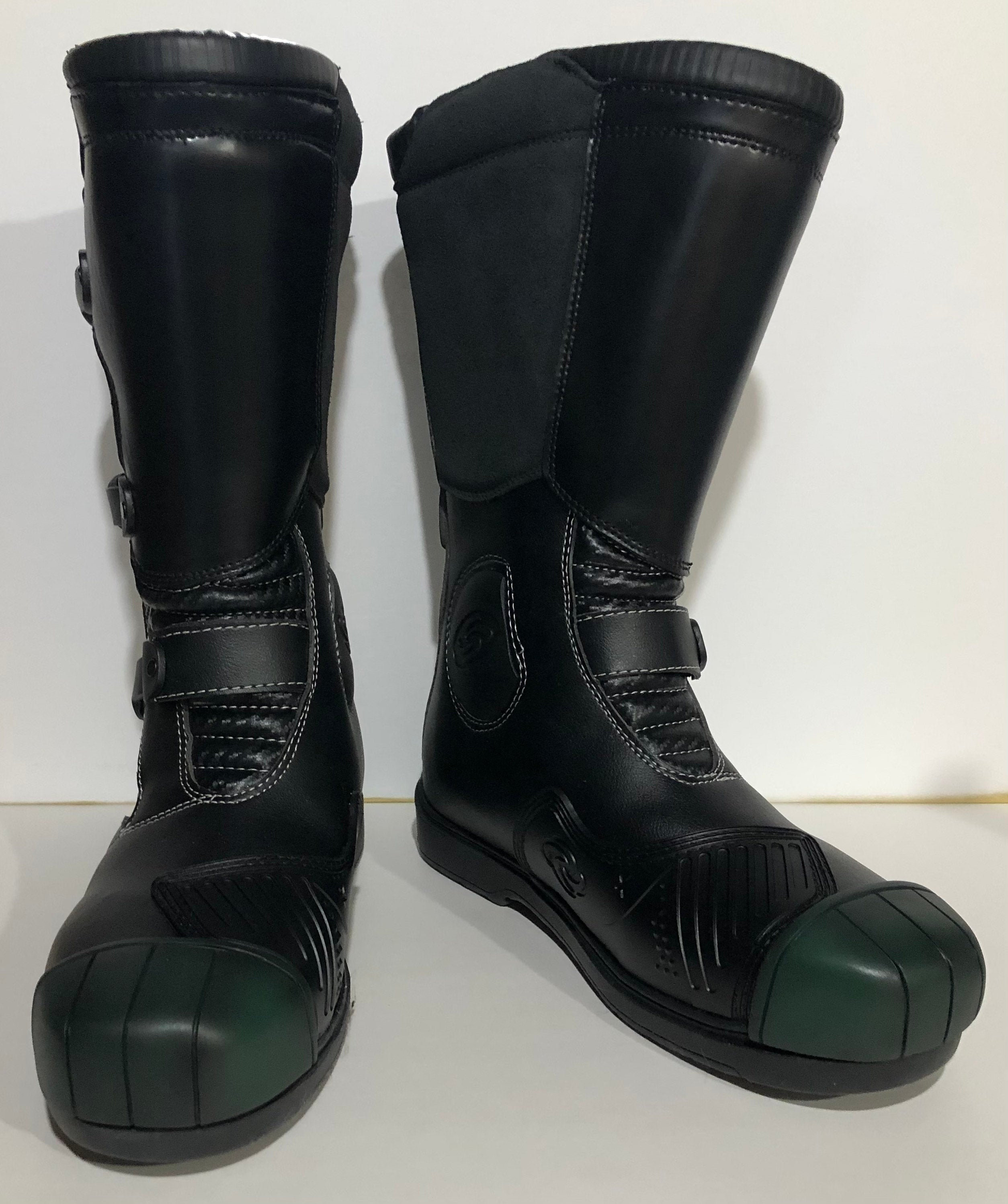 boots with toe caps
