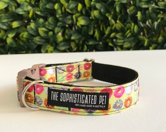 Puede incluir: Un collar de perro amarillo con estampado de donuts y el texto "THE SOPHISTICATED PET 100% HAND MADE IN AUSTRALIA".