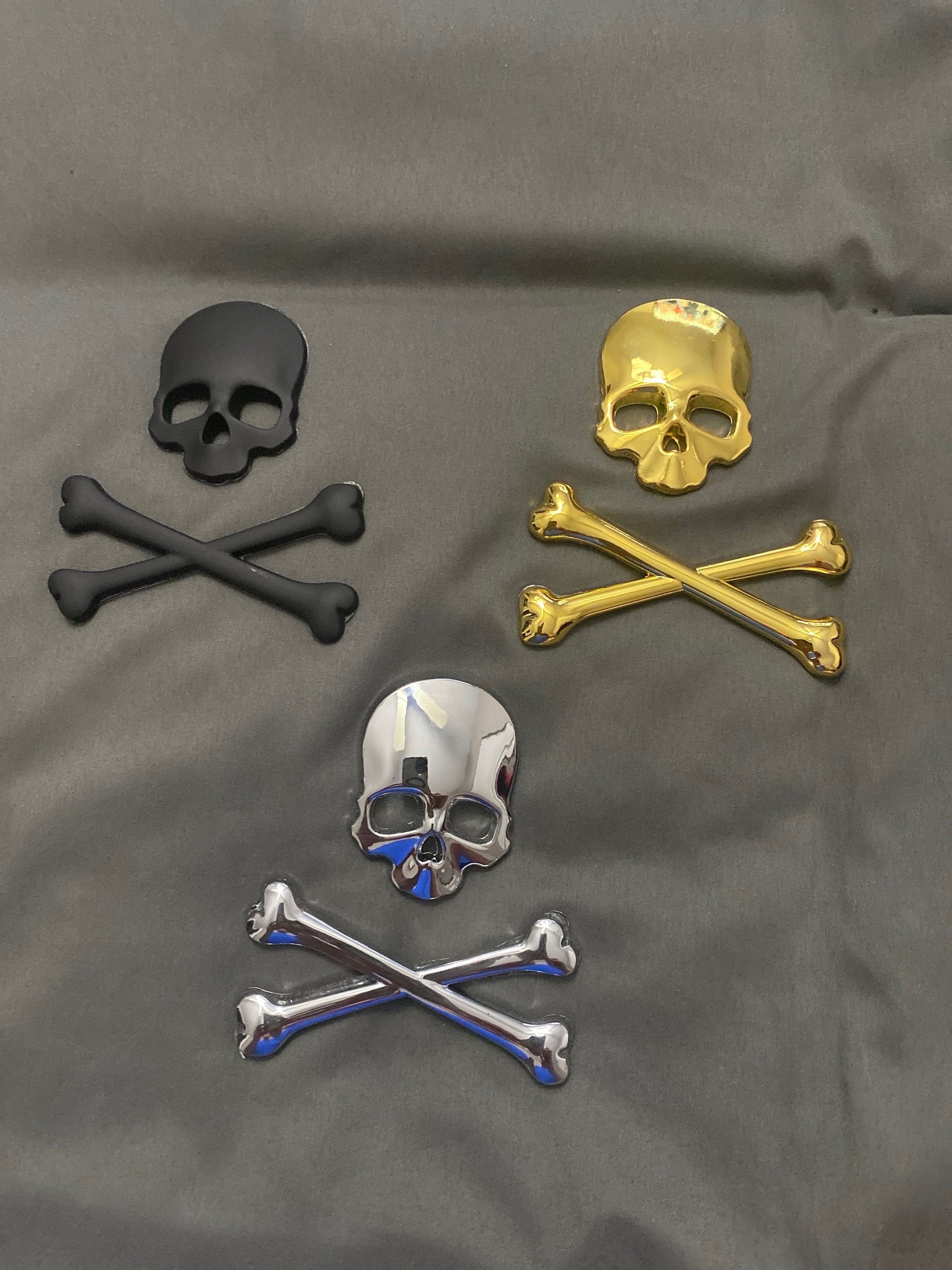 Metal skull emblem - .de