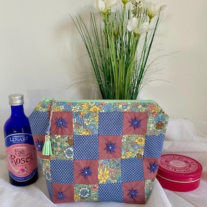 Pochette zippée en patchwork fait main - Fleurs d'aster brodées, détails de pampilles