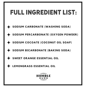 Puede incluir: Un fondo blanco con texto negro que enumera la lista completa de ingredientes de un detergente para la ropa. Los ingredientes incluyen carbonato de sodio, percarbonato de sodio, cocoato de sodio, bicarbonato de sodio, aceite esencial de naranja dulce y aceite esencial de hierba de lim&oacute;n. El texto "HUMBLE SUDS" est&aacute; en la parte inferior de la imagen.