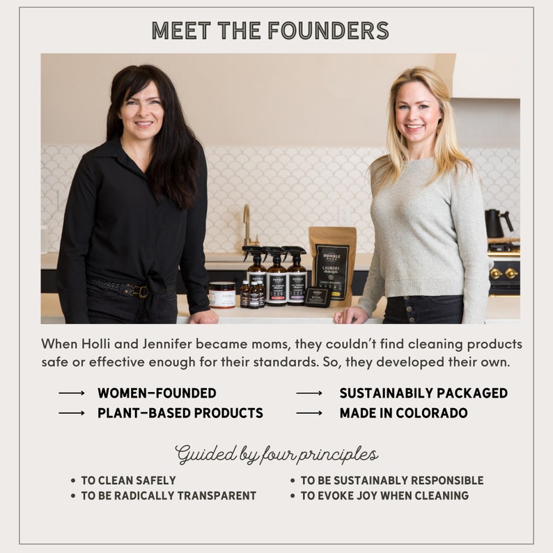 K&ouml;nnte beinhalten: Zwei Frauen, Gr&uuml;nderinnen eines Reinigungsmittelherstellers, stehen in einer K&uuml;che. Sie l&auml;cheln und schauen in die Kamera. Der Text an der Wand lautet "Meet the Founders". Der Text unter dem Bild beschreibt die Werte des Unternehmens: "Women-Founded", "Plant-Based Products", "Sustainably Packaged", "Made in Colorado". Der Text besagt auch, dass das Unternehmen von vier Prinzipien geleitet wird: "To Clean Safely", "To Be Radically Transparent", "To Be Sustainably Responsible", und "To Evoke Joy When Cleaning".