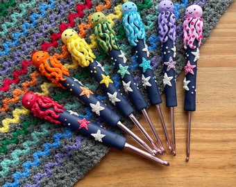 Rainbow octopus crochet hook, handmade ergonomic sea life crochet hooks, handmade crochet gifts, under the sea theme