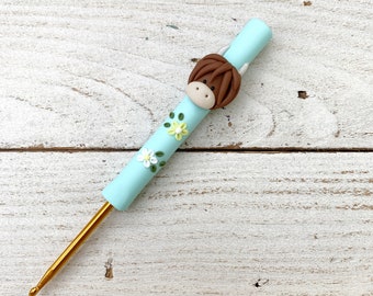 Mint Highland cow crochet hook, polymer clay hairy coo crochet hook, ergonomic hook, yarn gifts for a crocheter, crochet accessories