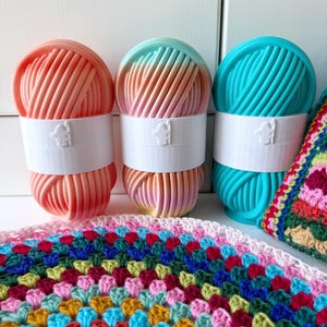 Yarn Ball Surprise Pot With Contrast Band, Crochet Gift Set, 3D Printed Yarn Container