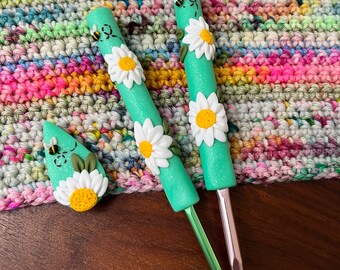 Green daisy crochet hook, crochet gifts, covered crochet needles, flower accessories, fancy crochet hooks