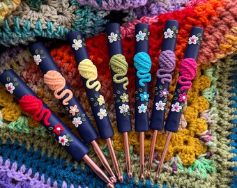 Set of 7 rainbow yarn ball crochet hooks, crochet hook set, polymer clay ergonomic crochet hooks