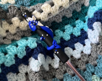 Blue Black dragon crochet hook, mythical creatures, ergonomic crochet hooks, gift for a crocheter, fancy crochet hooks
