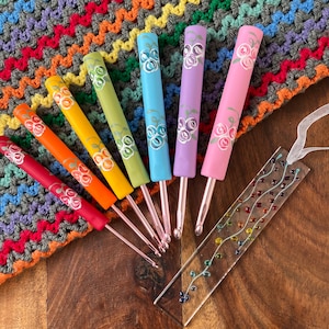 Vintage rose rainbow crochet hooks, set of 7 hand painted rose crochet hooks, polymer clay crochet hooks