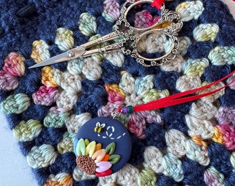 Ciondolo portaforbici con fiori arcobaleno blu navy, portaforbici, strumenti per uncinetto, regalo per lei, accessori per punto croce