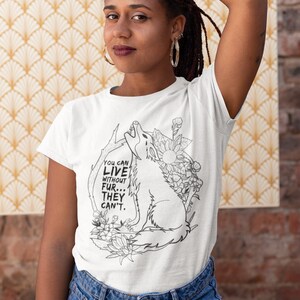 Puede incluir: Camiseta blanca con una ilustración en blanco y negro de un lobo aullando con el texto "You can live without fur... they can't."