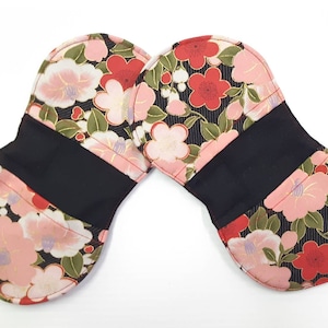 Magnetic Mini Microwave/Oven Finger Mitts (x2). Great for easy access anywhere in your kitchen. Side if microwave, fridge and even hood fan.