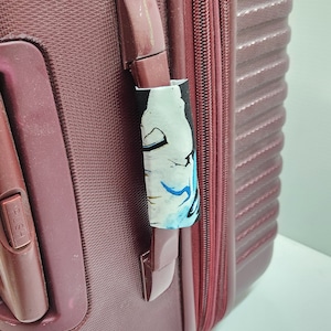 Identificateurs de bagage qui s'attachent par velcro autour de la poignée. Idéal pour identifier votre valise à l'aéroport, votre étui pour appareil photo, votre instrument scolaire et plus encore