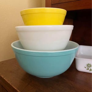 Vintage Pyrex Primary Colors Mixing Bowl Set: Mid-Century Kitchen Collectibles
