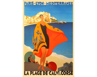 Pode incluir: Um cartaz de viagem vintage que anuncia viagens de trem para o Mediterrâneo. O cartaz apresenta uma mulher de biquíni e uma toalha de praia colorida, em pé numa praia com uma cidade ao fundo. O texto no cartaz diz "Paris-Lyon-Mediterranee" e "La Plage de Calvi. Corse".