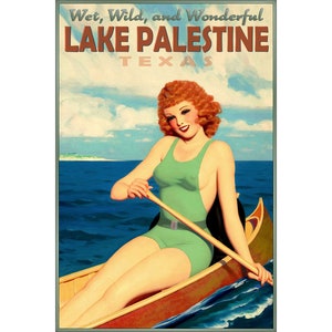 Puede incluir: Póster de viaje vintage que anuncia el lago Palestine en Texas. El póster presenta a una mujer con un traje de baño verde remando en una canoa en un lago. El texto dice "Wet, Wild, and Wonderful Lake Palestine Texas."