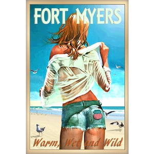 Puede incluir: Un cartel de viaje vintage para Fort Myers, Florida. El cartel presenta a una mujer con una camisa blanca y pantalones cortos de mezclilla de pie en una playa con gaviotas volando por encima. El texto en el cartel dice "Fort Myers, Warm, Wet and Wild."
