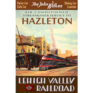 Puede incluir: Cartel vintage de Lehigh Valley Railroad que anuncia el servicio de trenes aerodinámicos con aire acondicionado a Hazleton. El cartel presenta un tren, una estación y el texto "The John Wilkes". El cartel es en tonos marrones, rojos y azules.