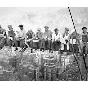 GB Eye Poster Porta 'Men On Girder' - Iconica Foto Di New York, 53 X 158 Cm, Stampa Su Carta 150gsm, Licenza Ufficiale