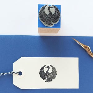Sello de goma Crane Kamon, Tsuru japonés, escudo japonés, emblema familiar, símbolo tradicional, diseño samurái, patrimonio cultural, icono minimalista