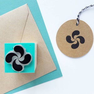 Timbre LAUBURU, tampon croix basque, trèfle à quatre têtes, symbole euskadi, celte tretraskel, symbole solaire celtique, cadeau pour amoureux d'euskadi