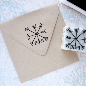 Timbro con bussola vichinga, timbro in gomma Vegvisir per diario, disegno originale del manoscritto, talismano di protezione, timbro vichingo, timbro con rune Futhark