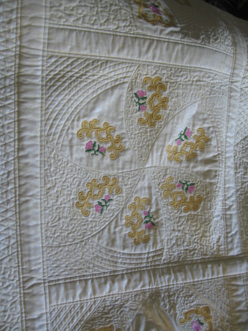 The Infinity Quilt an Elegant Quilt With Roses free Postage in