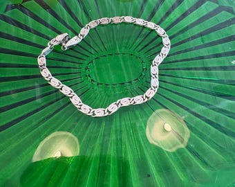 Vintage Silver Swirl Link Bracelet – 1980s Silver-Tone Scroll Chain, 7 Inch Textured Link Retro Jewelry