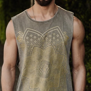 Superbloom mouwloos herenshirt / stonewash olijfgroen / gouden tanktop heilige geometrie / festival + streetwear