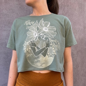 Floral Moon Crop Shirt / Sage Flower Moon Design T-shirt / Soft Cotton Loose Fit Crop Top