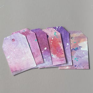 手描きギフトタグ、アップサイクル水彩ギフトタグ6個セット、ピンクのギフトタグ「7.5 cm x 5 cm」、独身最後のパーティーやベビーシャワー用のミニアート