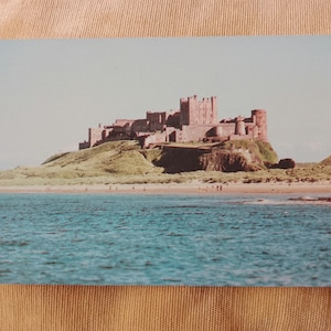 Castelo de Bamburgh visto do mar Colourmaster International No 470 Cartão postal sem uso postal