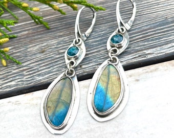 labradorite earrings in oxidized silver, exclusive jewelry for woman, kyanite and labradorite, blue earrings, attention-grabbing earrings