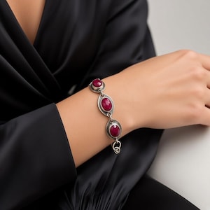 Unieke zilveren armband met robijn, een opvallend cadeau met robijn voor vrouwen, exclusieve avondjuwelen, handgemaakte armband met robijn.