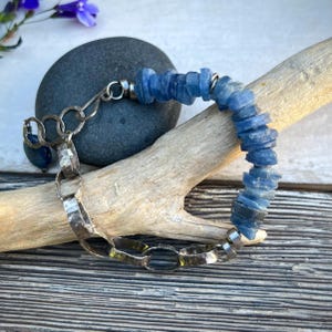 Armband aus rohem Kyanit, Statement-Armband aus Sterlingsilber, handgeschmiedeter Edelsteinschmuck, einzigartiges Geschenk für Sie, handgefertigter blauer Schmuck