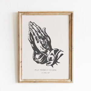 Puede incluir: Ilustración en blanco y negro de manos en oración con el texto "Orad sin cesar. 1 Tesalonicenses 5:17" debajo.
