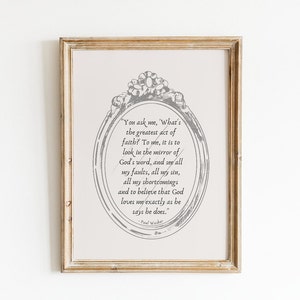 Puede incluir: Una impresión enmarcada con una cita sobre la fe en un marco ovalado decorativo. La cita dice: "Me preguntas, '¿Cuál es el acto más grande de fe? Para mí, es mirar en el espejo de la palabra de Dios, y ver todas mis fallas, todos mis pecados, todas mis deficiencias y creer que Dios me ama exactamente como él dice." - Paul Washer