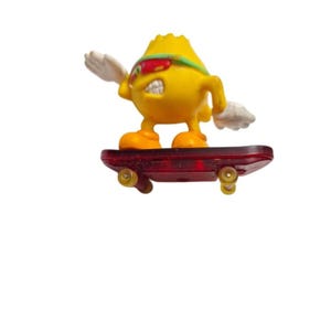 Pode incluir: Um personagem de desenho animado amarelo com óculos de sol e um sorriso largo está a andar de skate vermelho. O personagem tem um design verde e amarelo na cabeça.