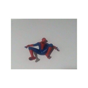 K&ouml;nnte beinhalten: Eine rote und blaue Actionfigur von Spider-Man in einer hockenden Pose.
