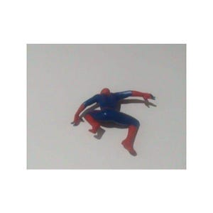 K&ouml;nnte beinhalten: Eine rote und blaue Actionfigur von Spider-Man in einer hockenden Pose.