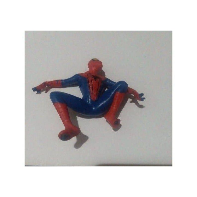 K&ouml;nnte beinhalten: Eine rote und blaue Plastik-Actionfigur von Spider-Man in einer hockenden Pose.