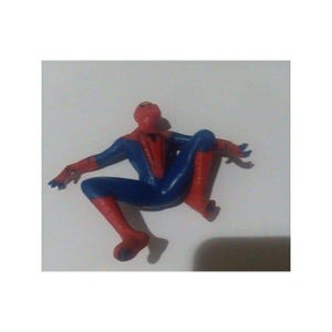 K&ouml;nnte beinhalten: Eine rote und blaue Plastik-Actionfigur von Spiderman in einer hockenden Pose. Die Figur tr&auml;gt einen roten und blauen Anzug mit einem Spinnenlogo auf der Brust.