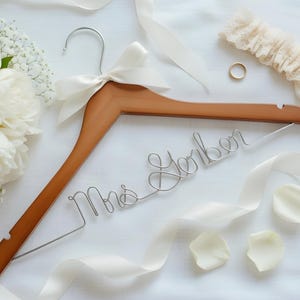 Percha de boda personalizada para novia / Percha para vestido de novia con nombre personalizado / Accesorio para fotos de boda / Regalo para dama de honor
