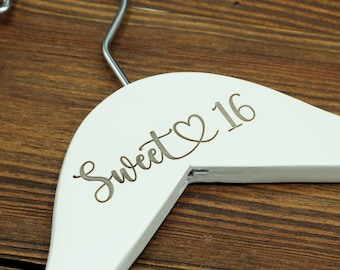 Gruccia per i 16 anni, regalo per la festa dei 16 anni, gruccia personalizzata, gruccia per abiti, gruccia personalizzata, gruccia con nome