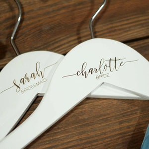 Gravierte Braut Aufhänger, Hochzeit Aufhänger, personalisierte Aufhänger, Hochzeitskleid Aufhänger, benutzerdefinierte Aufhänger, Holz Aufhänger, Mrs Aufhänger, Name Aufhänger