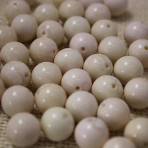 Vintage Cream Round Acrylic Beads (24 Pieces)