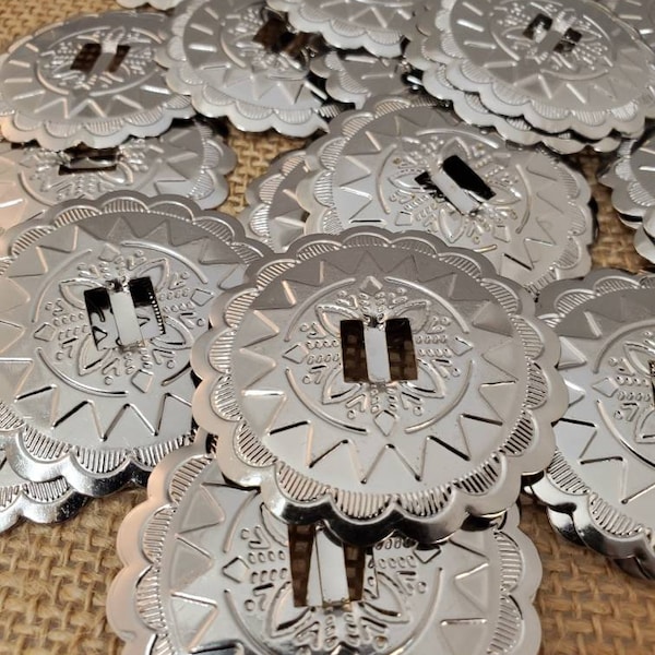 Large Round Star Scalloped Conchos (6 Pieces)